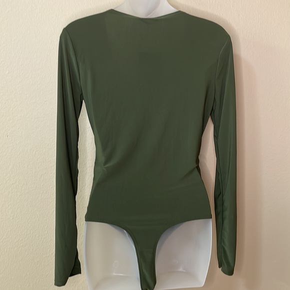 Fashion Nova Louise V neck bodysuit M NWT - Picture 5 of 8